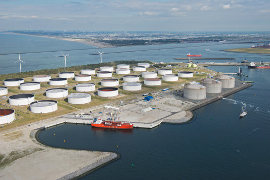 4e LNG-tank in Rotterdamse haven